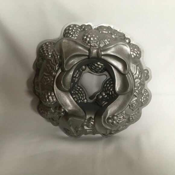 Nordic Ware Nordicware Holiday Wreath Bundt Pan 56137 3 D 9 Cups Christmas - Picture 2 of 5